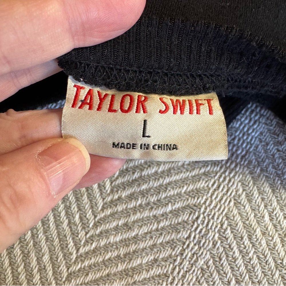 Taylor Swift‎ Taylor's Version Black Crewneck Sweatshirt, Size L - Picture 5 of 10